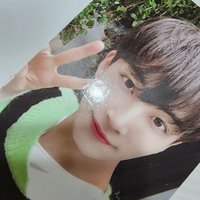 上排左1臉小痕跡