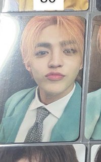 克拉盤藍西裝嘟嘴