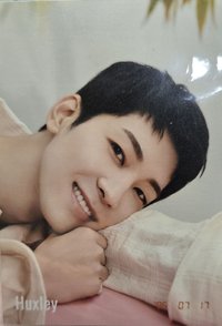 Huxley 鵝黃襯衫大臉