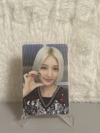 金髮臉頰比心秋