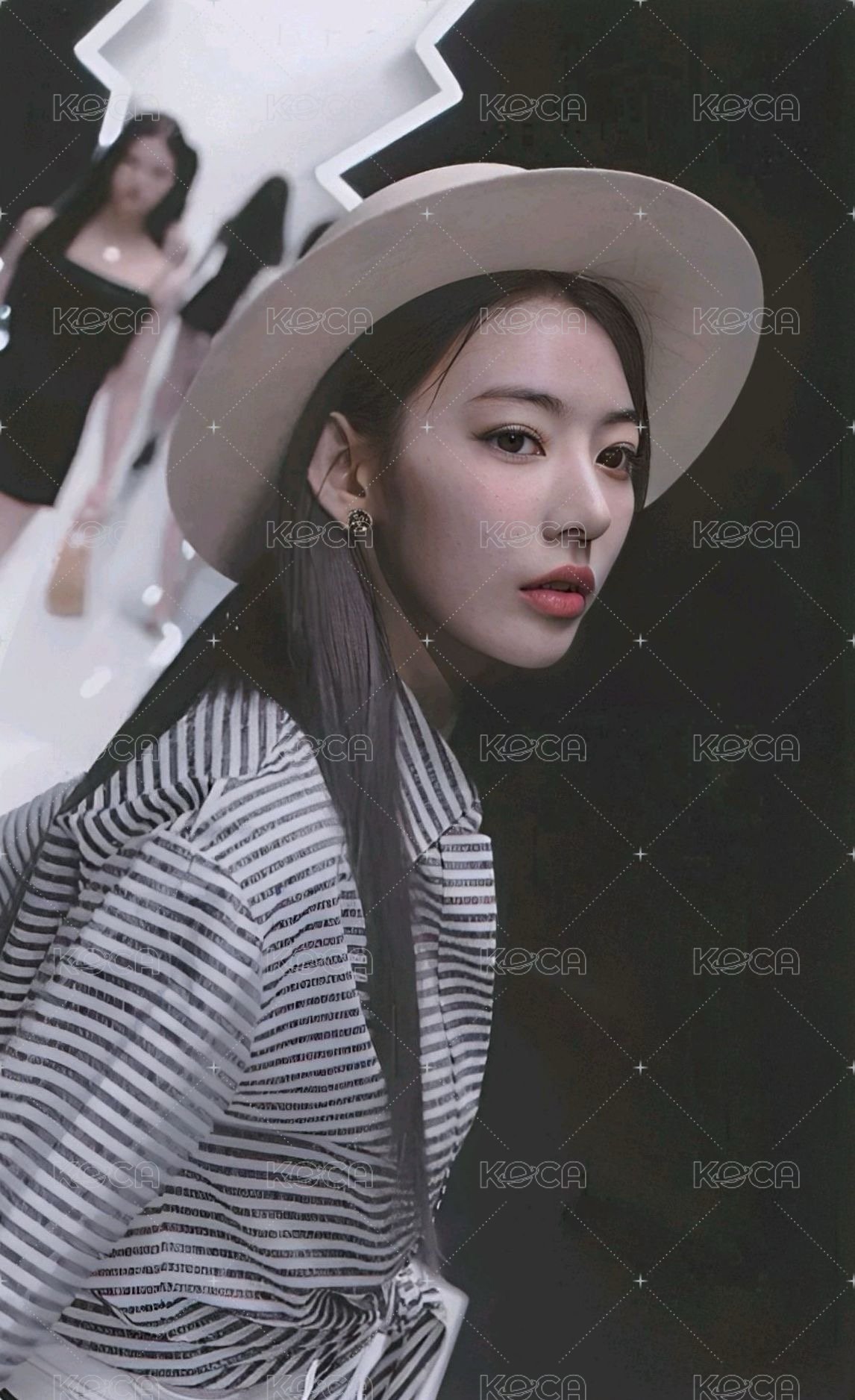 FEARLESS 專輯卡 monochrome bouque 背面