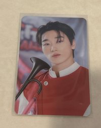 有著要拿樂器打架的氣勢