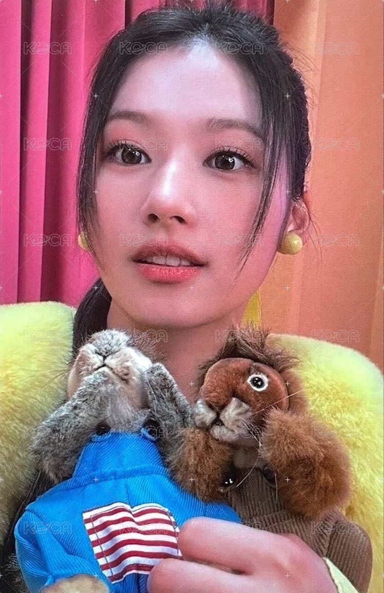 BETWEEN 1&2 專輯卡  正面