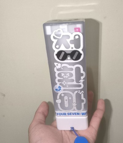 二手有貼過貼紙的手燈貼紙是申惟！