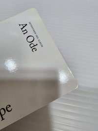 下排左3卡背上緣微黃