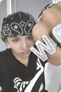 FAMOUS yeti 1.0 簽售卡 