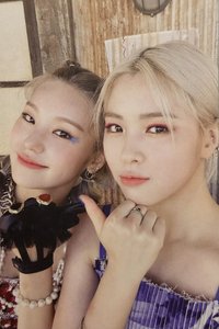 Not Shy 專輯卡 