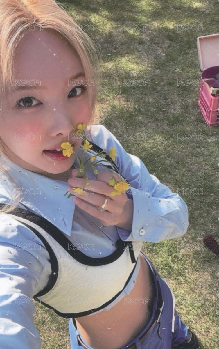 BETWEEN 1&2 專輯卡  正面