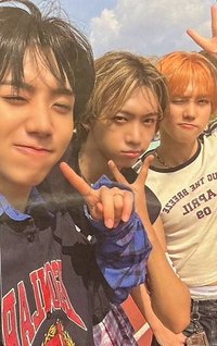 WHO WE ARE 專輯卡 