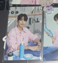 碩（坐在桌子前）