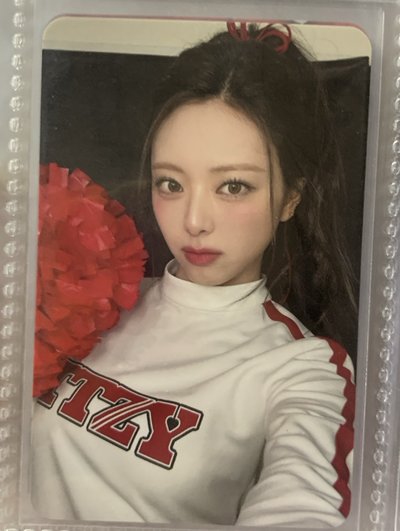 ITZY 有娜大美女 四期會員禮 漂亮又可愛 拿著彩球為你加油 Yuna
