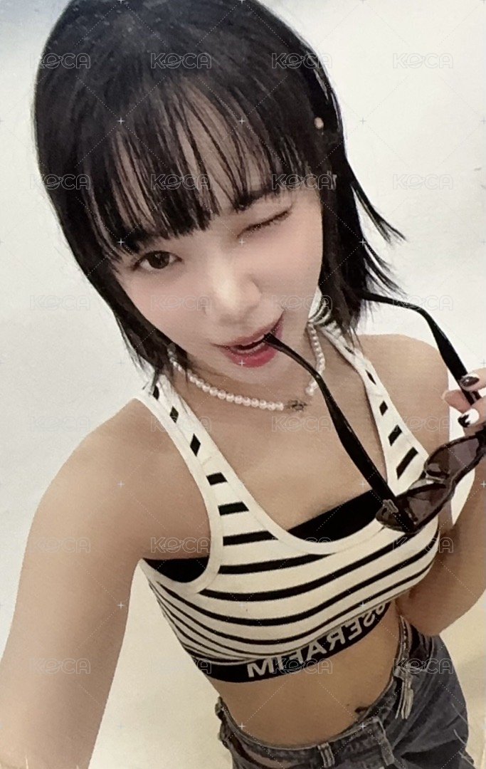 UNFORGIVEN 專輯卡 vol1 咬墨鏡 正面