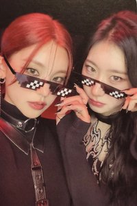 BORN TO BE 專輯卡 