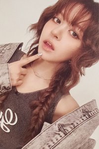 GUESS 代言卡 3.0 莉