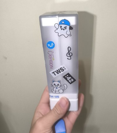 二手有貼過貼紙的手燈貼紙是申惟！