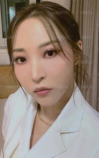 WAW 專輯卡  正面