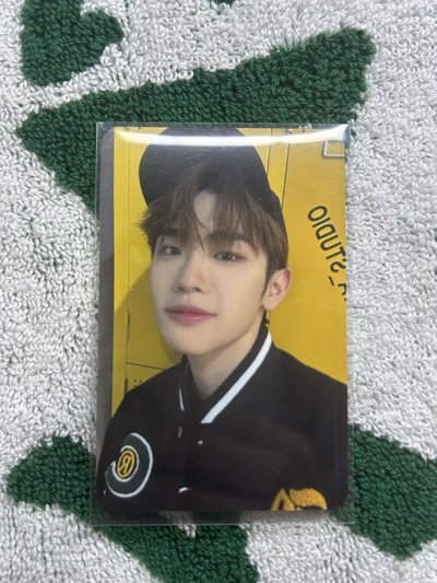 ZB1 金泰來-Romantic Crown 衣服卡