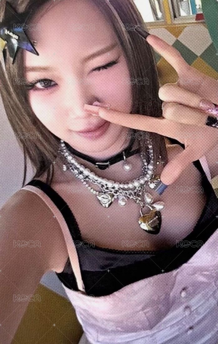 DIFFERENT 專輯卡 小卡盤ver. 正面