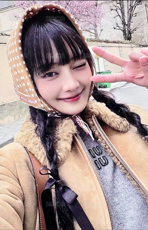 We are 專輯卡 we ver.  專卡-妮 正面