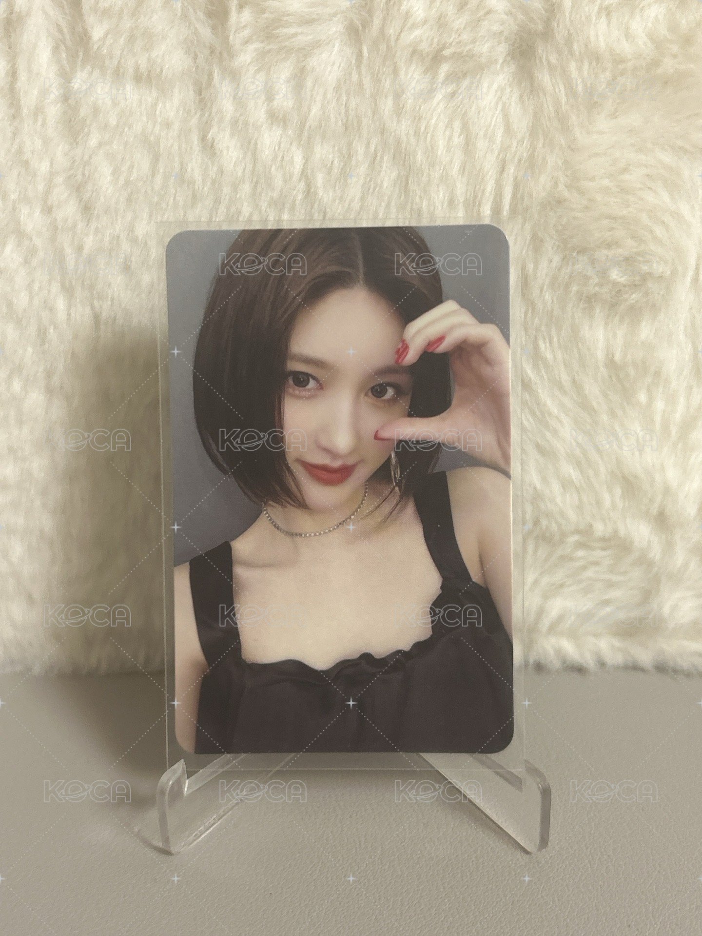 黑短髮比心秋