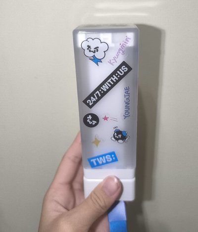 二手有貼過貼紙的手燈貼紙是申惟！