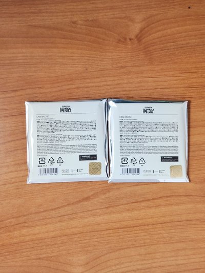 Holiday大扇、未拆卡包、立牌、徽章