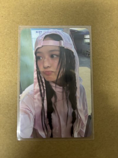 New jeans Hanni 2025SG 年曆卡 