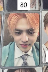 克拉盤藍西裝低頭