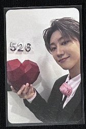 手上拿著國小數學課本附件的八