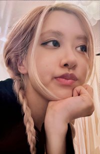 rosie yzy 幸運卡 托臉麻花辮