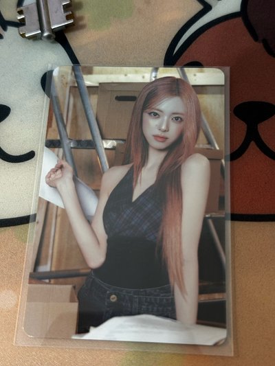 FM隨機官拍娜（請看圖2廠損類似污漬在臉上）